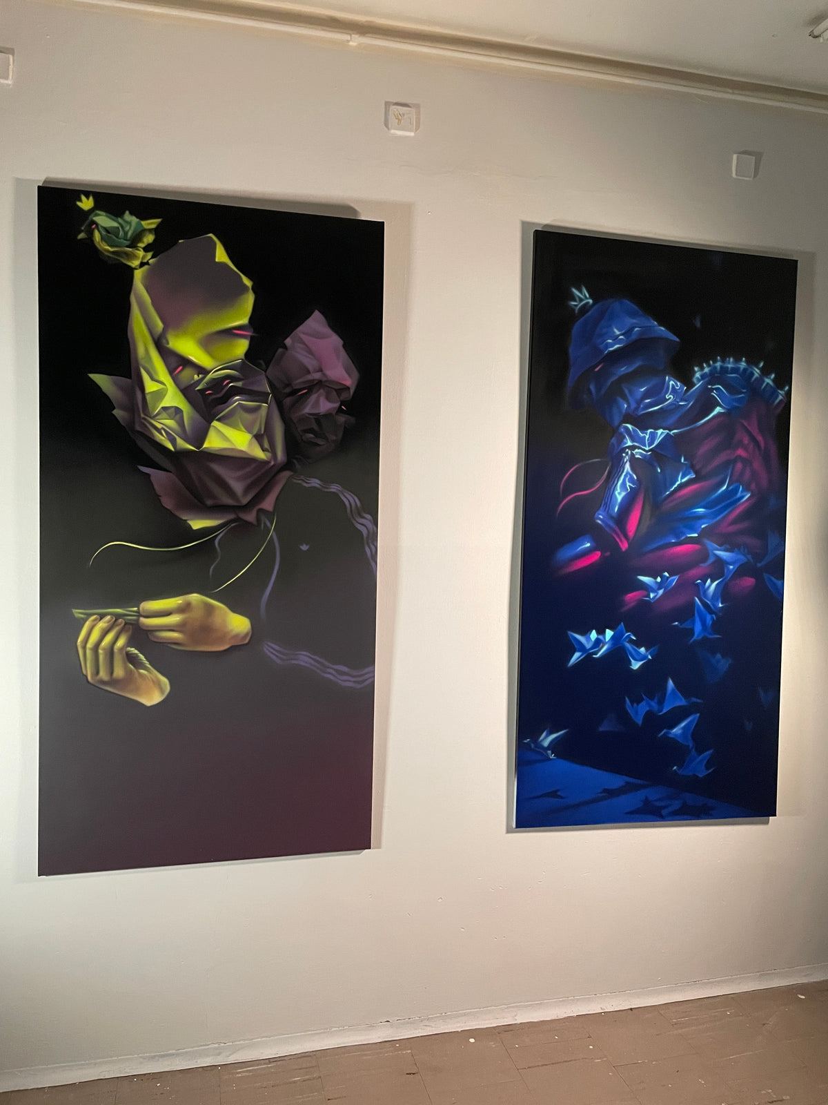 Adam Kłodziński — NIGHT STALKER（右）とTHE RITUAL（左）展示風景